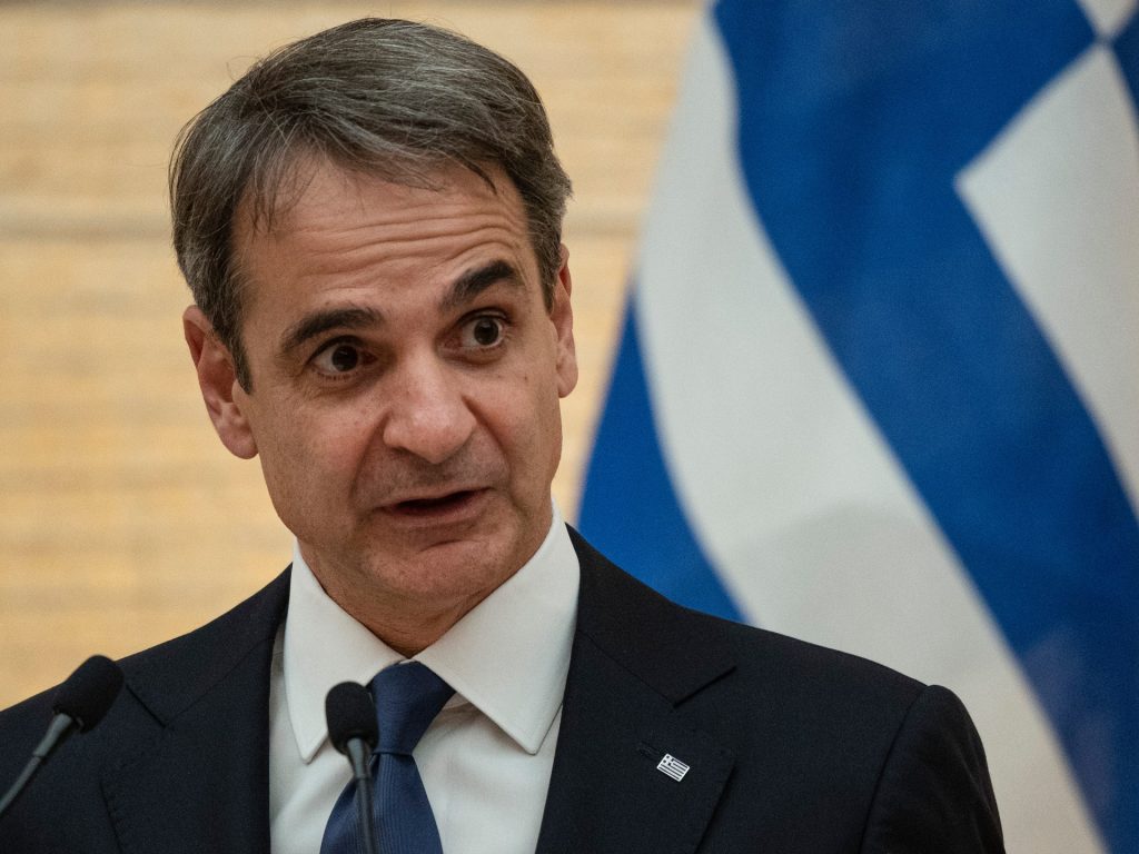 رئيس وزراء اليونان: تعليق طلبات اللجوء خفض أعداد المهاجرين