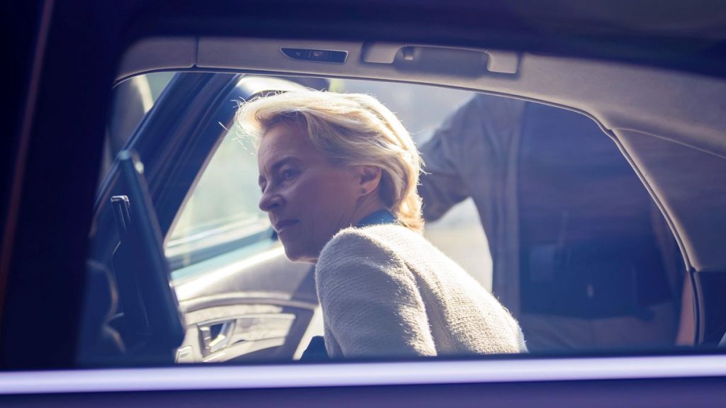 المهاجمة القوميين البلغاريين مهاجمة السيارة معتقدين أن فون دير لين كان في الداخل