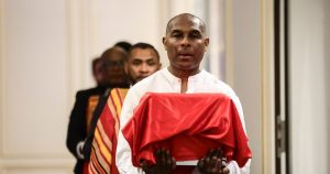 تعيد فرنسا الجماجم البشرية إلى مدغشقر ، بعد 128 عامًا من المذبحة الفرنسية