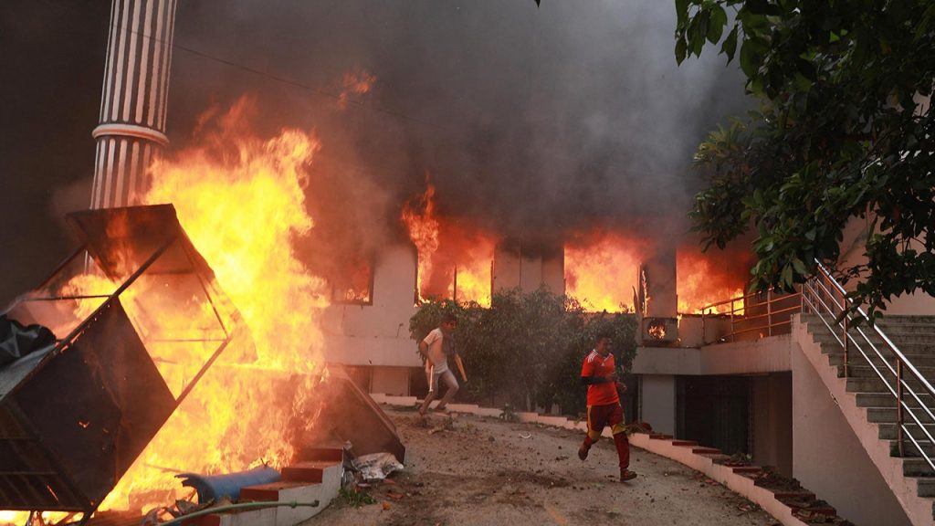 استقال نيبال مساءً بعد أن قام المتظاهرون باحتجاز منازل الزعماء السياسيين ، قُتل 19 في عنف.