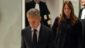 نيكولا ساركوزي يدخل سجن باريس لإدانته بتمويل الحملة الانتخابية في ليبيا