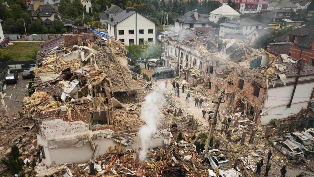 تطلق روسيا هجومًا هائلاً على الطائرات بدون طيار وصواريخ على أوكرانيا ، يقتل 4