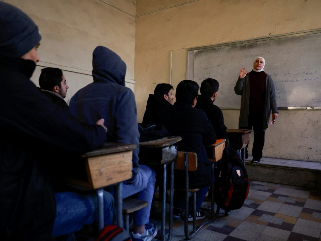 إعادة 17 ألف معلم سوري للعمل بعد سنوات من الفصل التعسفي