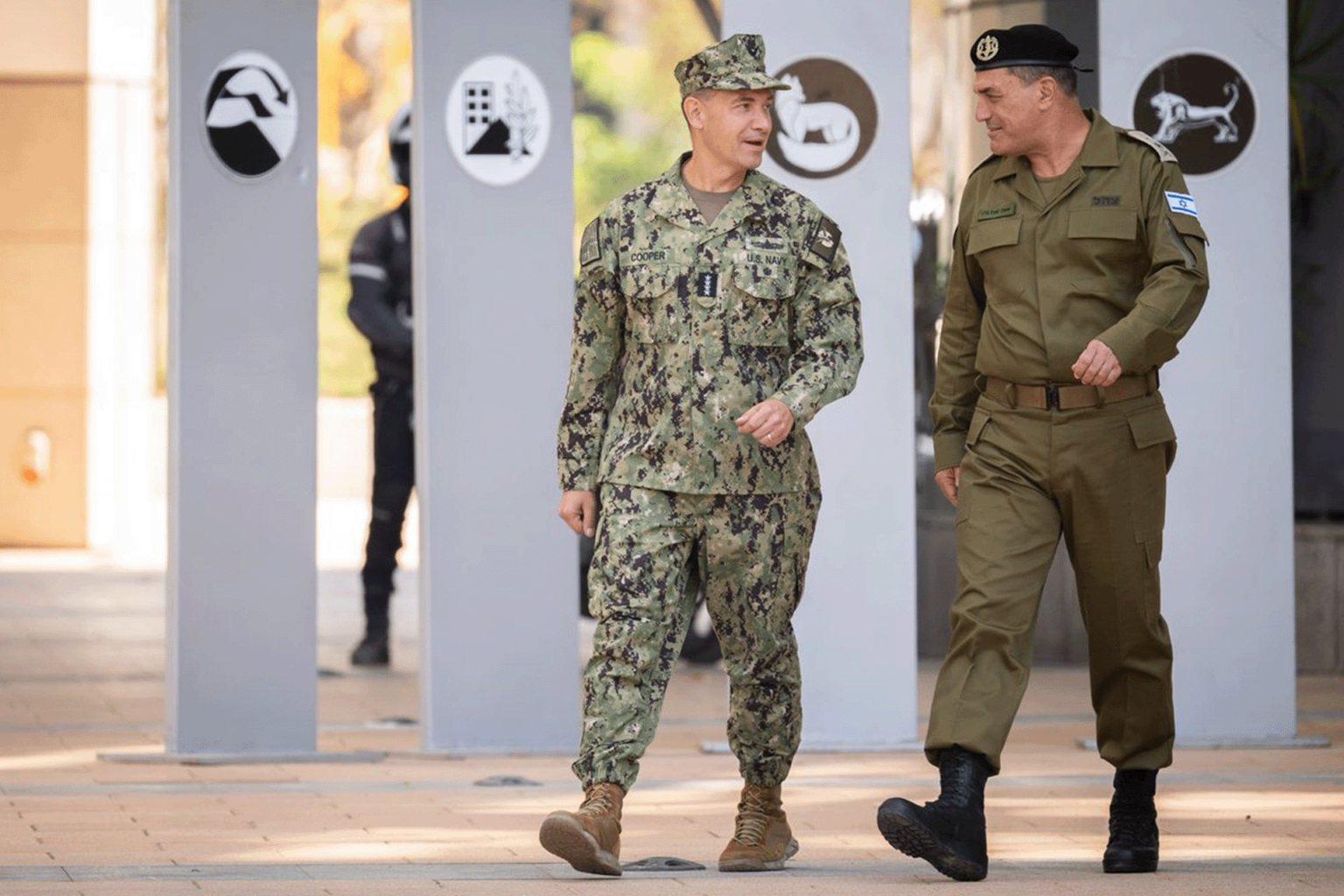 القائد الجديد للقيادة الأميركية الوسطى يزور إسرائيل ويؤكد التزام واشنطن بأمنها