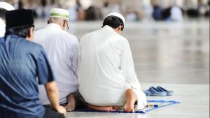 لماذا حذر النبي من التخلف عن صلاة الجمعة كسلا وتهاونا؟