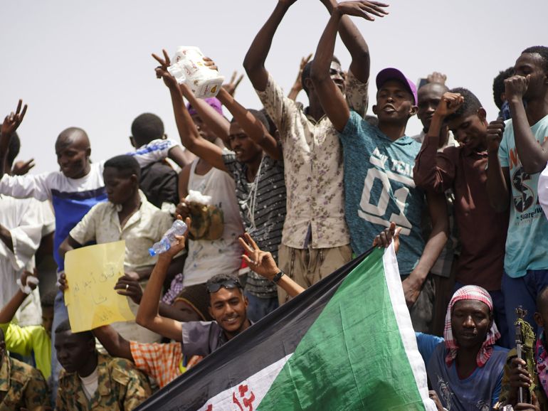 السودانيون لم يبرحوا الشارع رغم سقوط البشير