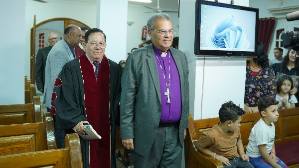 رئيس الطائفة الإنجيلية يشهد احتفال تنصيب القس بيتر منير راعيا للكنيسة الإنجيلية بالسنبلاوين رئيس الطائفة الإنجيلية يشهد احتفال تنصيب القس بيتر منير راعيا للكنيسة الإنجيلية بالسنبلاوين