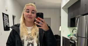 تتخطى أماندا بينز بشعر غامق ثنائي النغمات بعد إظهار مظهر جديد مع حشو الشفاه