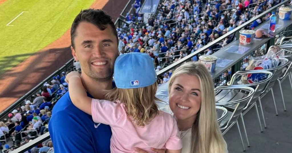 تكشف زوجة تشارلي كيرك إريكا أنها ترتدي قلادةه الملطخة بالدماء التي كان عليها عندما تم إطلاق النار عليه