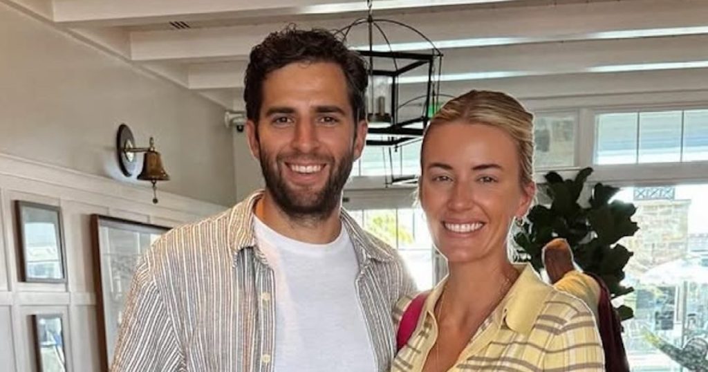 ينخرط أليكس بينيت وهاريسون فوجمان بعد أقل من عام بعد الابنة