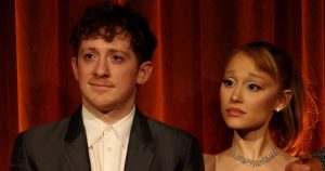 يقول إيثان سلاتر صديق أريانا غراندي إيثان سلاتر إن دراما التذاكر “Eternal Sunshine Tour” هي “مكثفة حقًا”