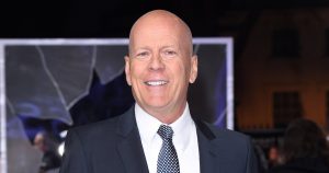 يعيش بروس ويليس في المنزل الثاني وسط الخرف – الخبراء يثقلون إيجابيات وسلبيات الانتقال (حصري)