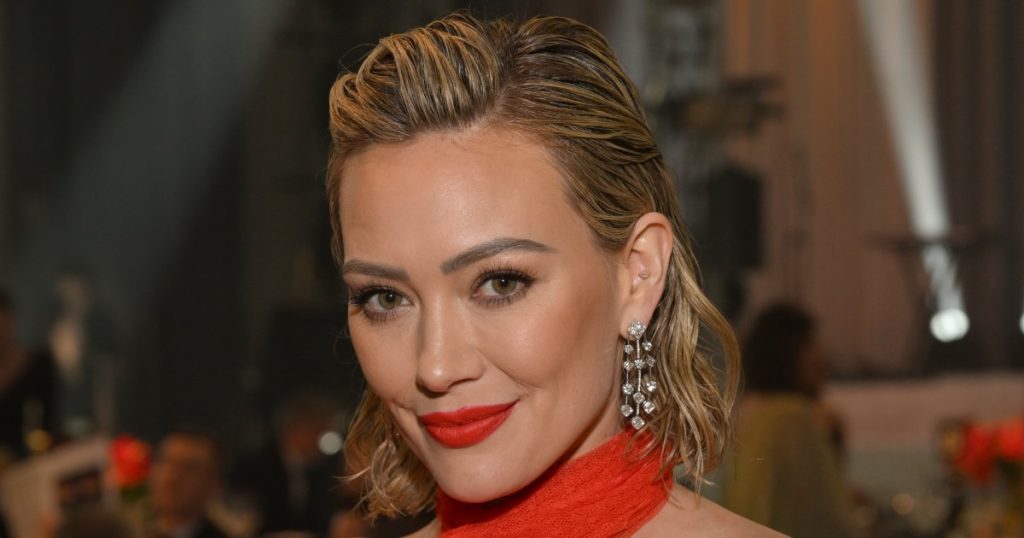 يمنح Top Hilary Duff's Striped Polo طاقة باهظة الثمن – 20 دولارًا