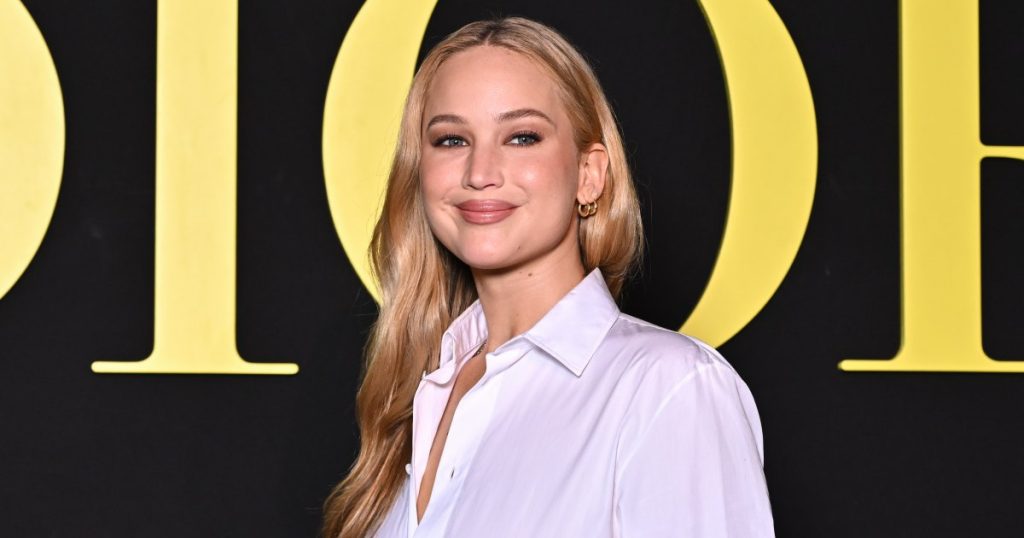 قامت جينيفر لورانس بتبديل أحذية رياضية لهذه الشقق المريحة ، الجاهزة للسقوط-نظرة 16 دولارًا