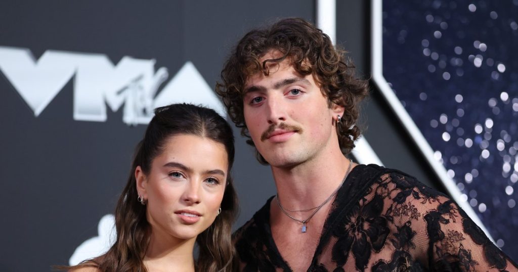 انقسام بنسون بون وصديقته ماجي ثورمون بعد ما يقرب من عامين من المواعدة (حصري)