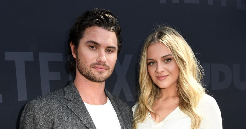 بدأ Kelsea Ballerini ” Chase Stokes تقسيم بعد “الحجج المكدسة ‘: المصدر (حصري)