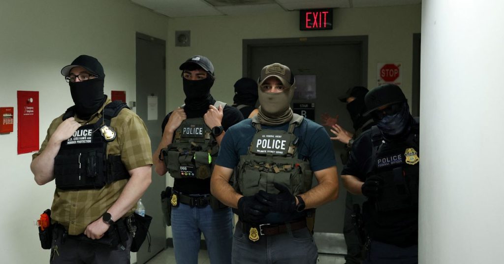 يعمل وكلاء وزارة الخارجية الآن مع ICE على الهجرة