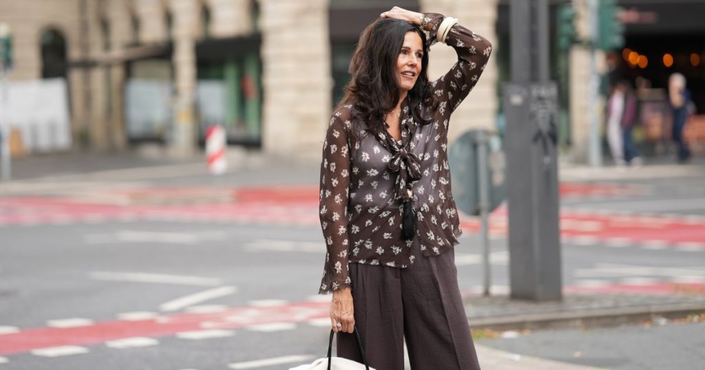 نمط بوتيك على الميزانية! هذه البلوزات السقوط الـ 17 الفضفاضة أقل من 35 دولارًا