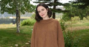 سترة Zoey Deutch المريحة المريحة هي الكمال الهائل السقوط – وكذلك هذا هو 26 دولار شبيهة