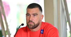 صفع Travis Kelce بواسطة NFL Teair Tart خلال المباراة الأولى منذ مشاركة تايلور سويفت