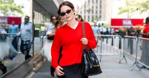 سترة Zoey Deutch's Red Sweater تصرخ “Girl Fall Fall” – سرقة مظهرها مقابل 20 دولارًا