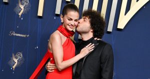 تعبئة النجوم على PDA في Emmys على مر السنين