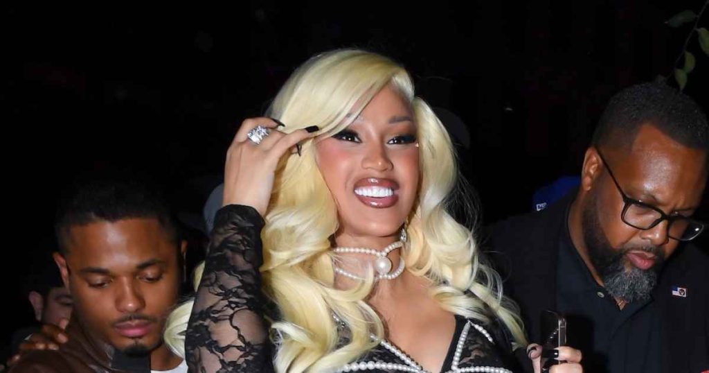 Cardi B الحامل تحصل على صريحة للغاية بشأن تجاربها السابقة على الولادة: “لقد انفصلت”