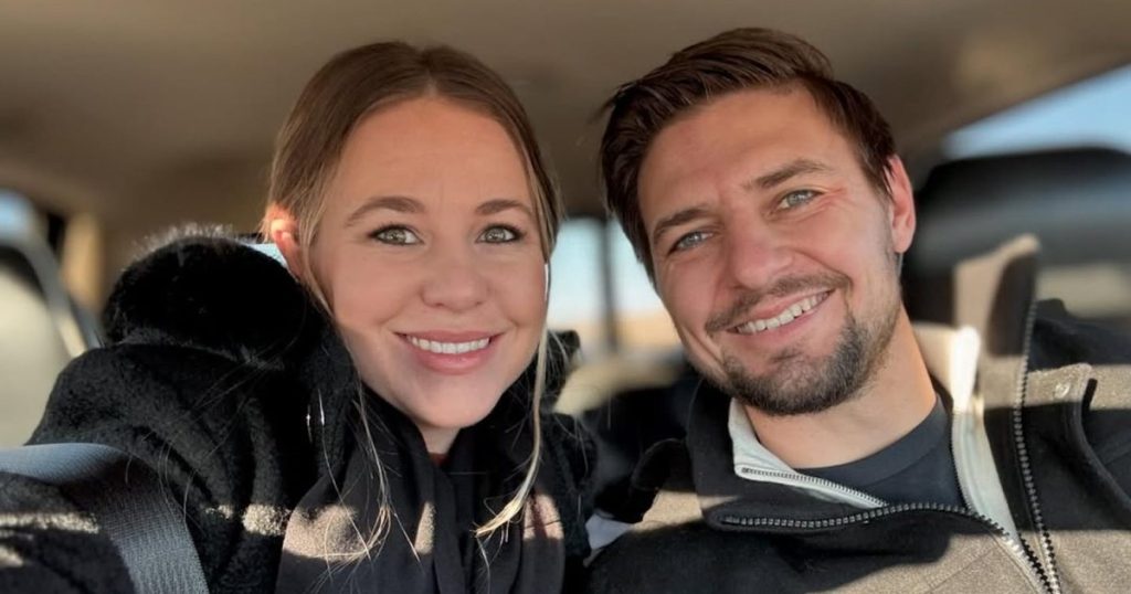 تشارك Jana Duggar الفيديو والصور من عطلتها الشاطئية العائلية المكونة من 40 شخصًا