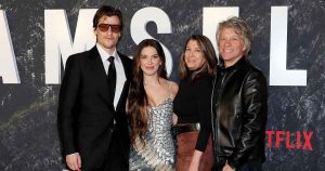 يتفاعل جون بون جوفي بعد أن أرحب بطفل ميلي بوبي براون وابنه جيك بونجيوفي