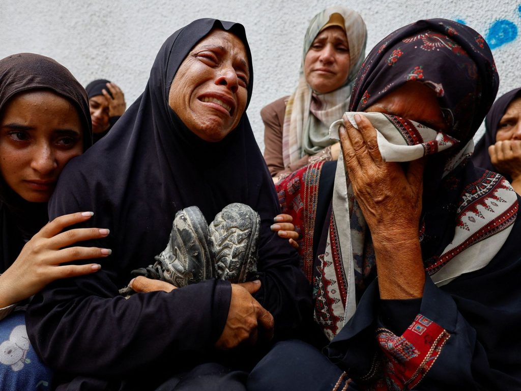 55 شهيدا غالبيتهم بمدينة غزة والاحتلال ينسف مباني في جباليا