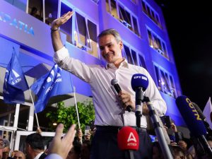 رئيس الوزراء اليوناني يعلن سلسلة من التخفيضات الضريبية