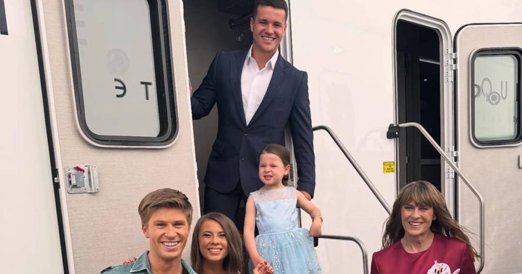 ابنة أخت روبرت إيروين البالغة من العمر 4 سنوات تساعده على ممارسة “الرقص مع النجوم” بعد البروفات