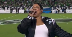 يستجيب Singer للنقد على “رفع كل صوت وغناء” قبل لعبة Eagles-Cowboys