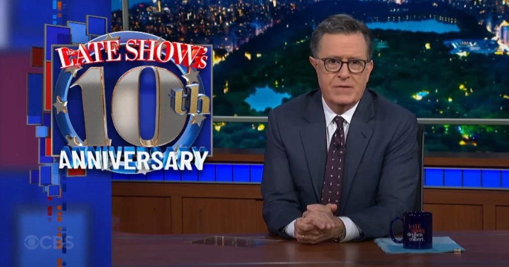 Stephen Colbert Marks 10th Senivary كمضيف “The Late Show” وسط إلغاء برنامج الحوارات