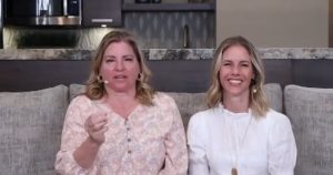 ما هو مقدار الأموال التي جنتها جودي هيلدبراندت من دورات التواصل المبني على الإيمان قبل اعتقالها بتهمة إساءة معاملة الأطفال؟