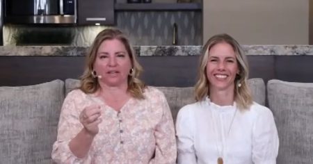 ما هو مقدار الأموال التي جنتها جودي هيلدبراندت من دورات التواصل المبني على الإيمان قبل اعتقالها بتهمة إساءة معاملة الأطفال؟