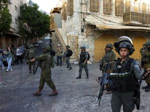 الاحتلال يقتحم رام الله ونابلس ومستوطنون يضرمون النار بمساحات زراعية بالخليل