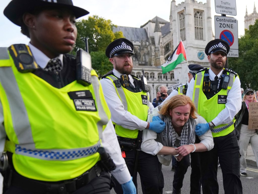 اعتقال مئات المتضامنين مع “فلسطين أكشن” في لندن | أخبار