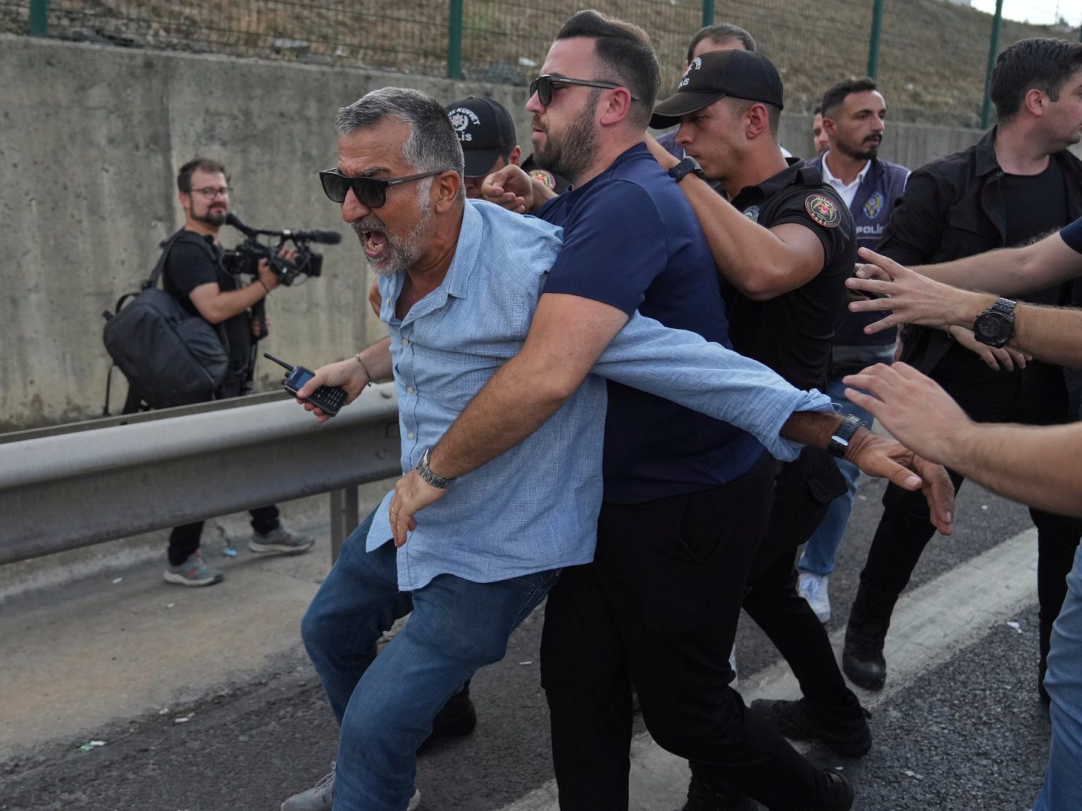 مواجهات أمام مقر حزب معارض في إسطنبول