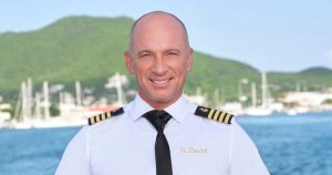 أسفل قبطان Deck ، مازح كيري عن خلع قميصه: “إذا لم يكن لدي أبي