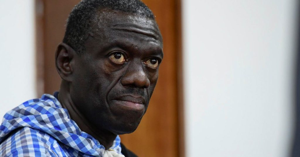 المعارض الأوغندي بيسيجي يقاطع محاكمته ويتهم القاضي بالتحيز