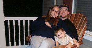 تُظهر إميلي كيسر تقديرًا للجماهير التي تتمنى الزوج برادي بعد وفاة ابنهم