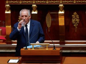 البرلمان الفرنسي يسقط حكومة بايرو وماكرون يعين خليفته خلال أيام