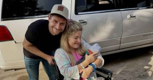 تقول إيرين بيتس إنها لا تتمتع بوظيفة ساقها اليمنى بعد معركة التسمم