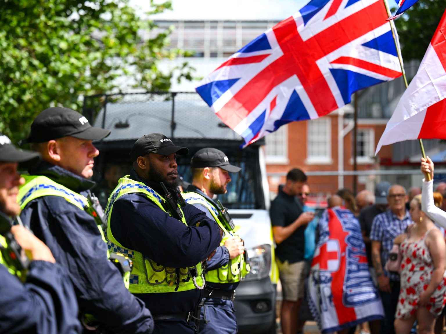 4 ادعاءات تلاحق المهاجرين والمسلمين في المملكة المتحدة