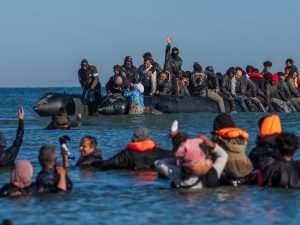 بريطانيا تدرس إيواء مهاجرين في مواقع عسكرية