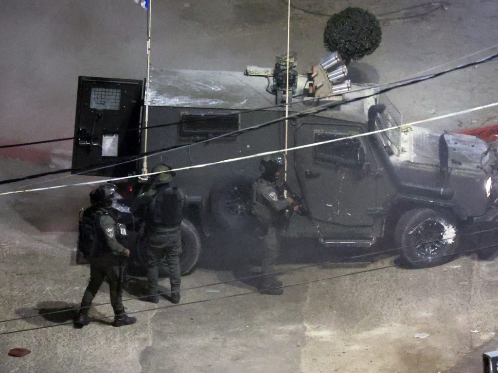 الاحتلال يقتحم بلدات ومخيمات بالضفة ويهدم محال تجارية جنوب نابلس