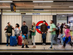 إضراب عمال مترو الأنفاق يشل حركة النقل بلندن