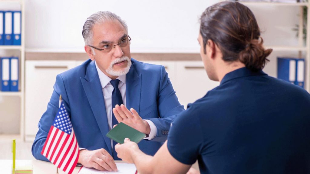 لماذا أوقفت واشنطن منح تأشيرات للفلسطينيين؟ المغردون يعلقون