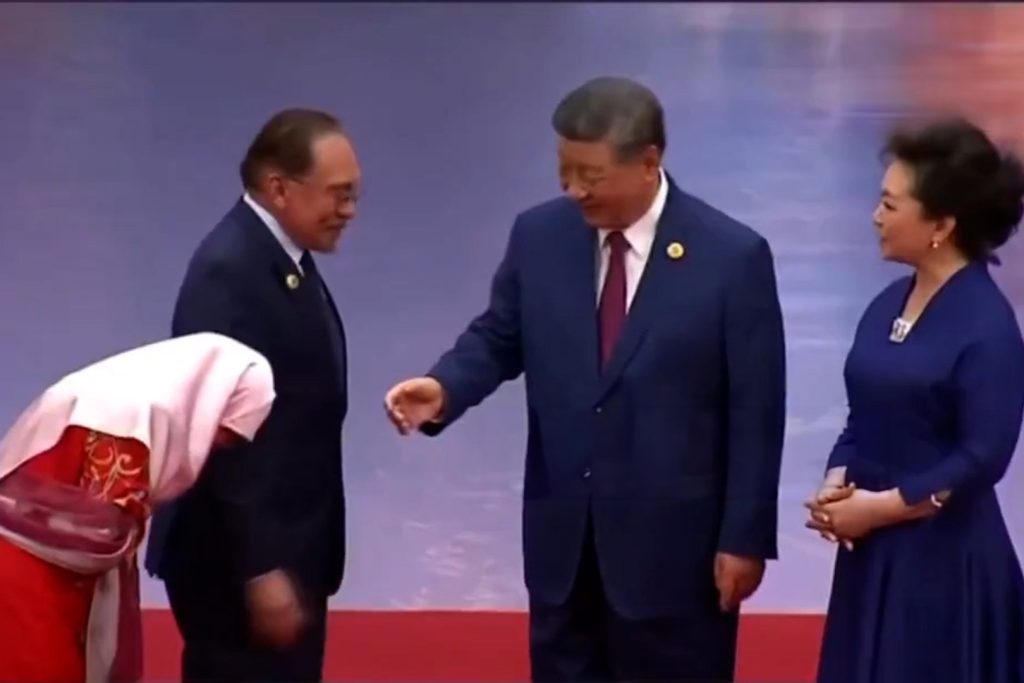 جدل حول رفض زوجة رئيس وزراء ماليزيا مصافحة الرئيس الصيني